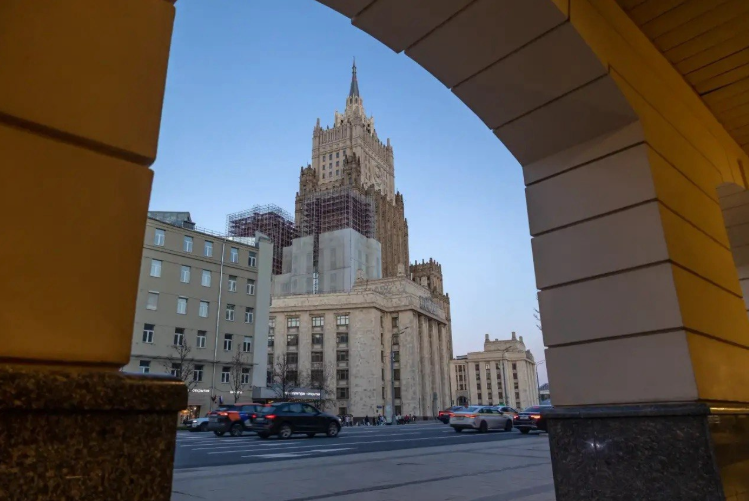 Захарова прокомментировала разрушение памятника советским воинам в бывшем концлагере 